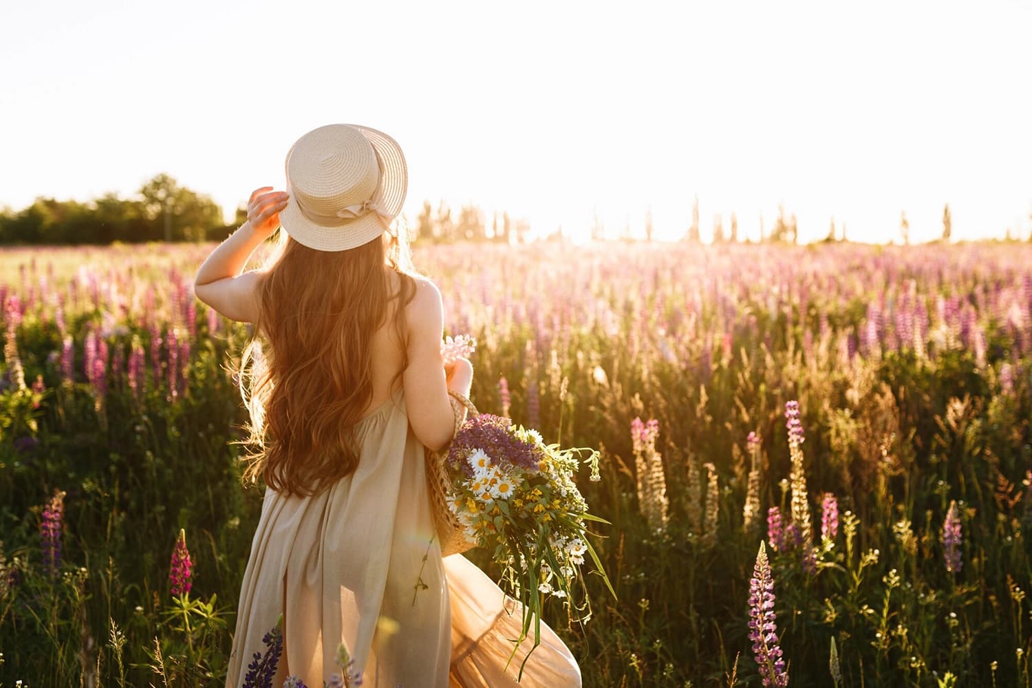 Femme avec bouquet de fleurs